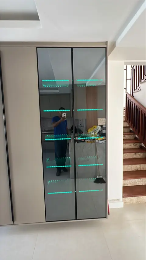 Cristaleira de portas de vidro com prateleiras iluminadas por LED