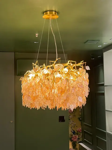Ambiente de paredes verdes com lustre de cristal