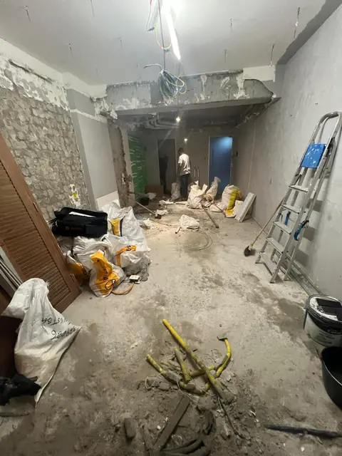 Apartamento na fase de demolição, com entulho ensacado e paredes abertas