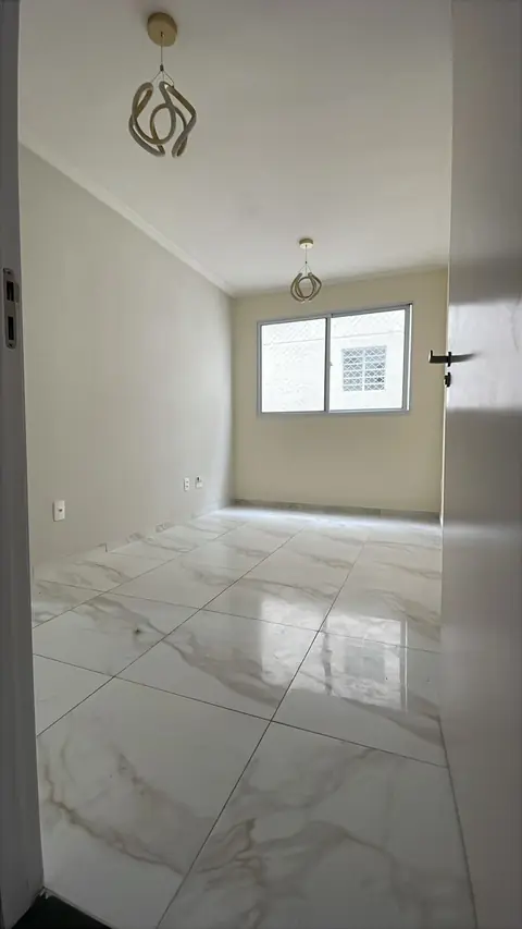 Sala vazia com piso de porcelanato marmorizado novo